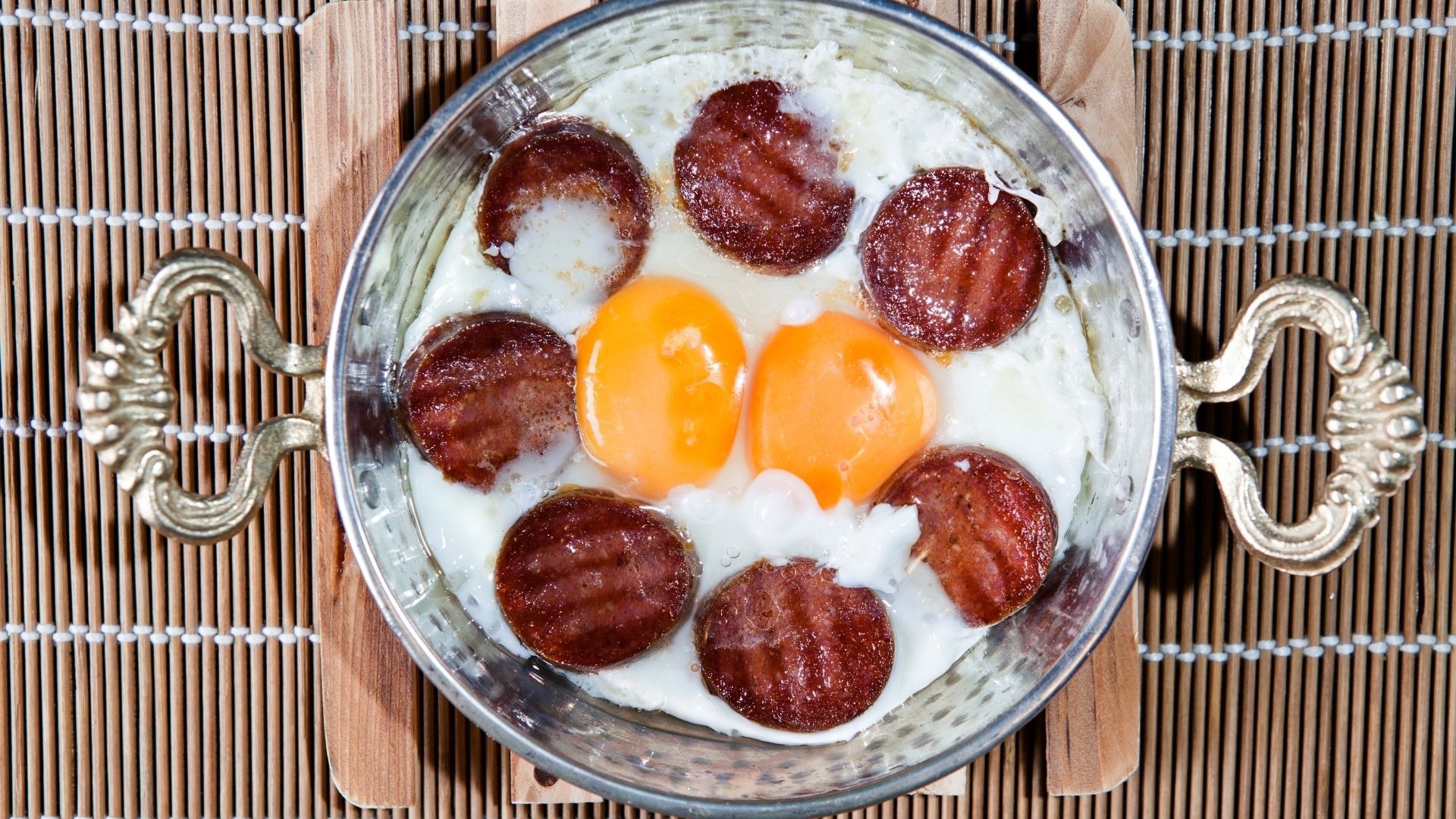 Eggs with sucuk