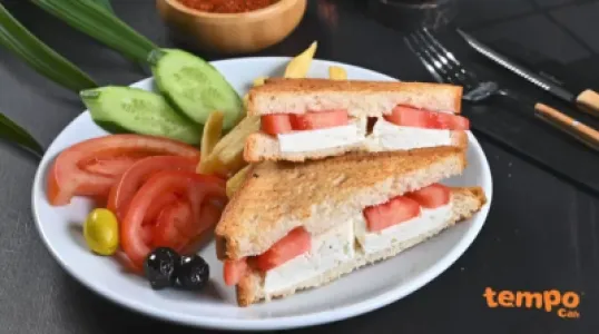 Beyaz Peynirli Domatesli Tost
